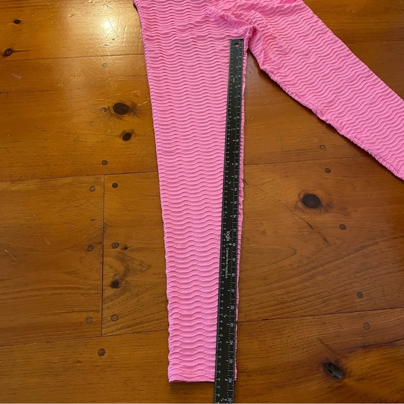 Booty by Brabants Bright Pink Crocodile Skin Leggings Textured Stretch Workout - Picture 9 of 15